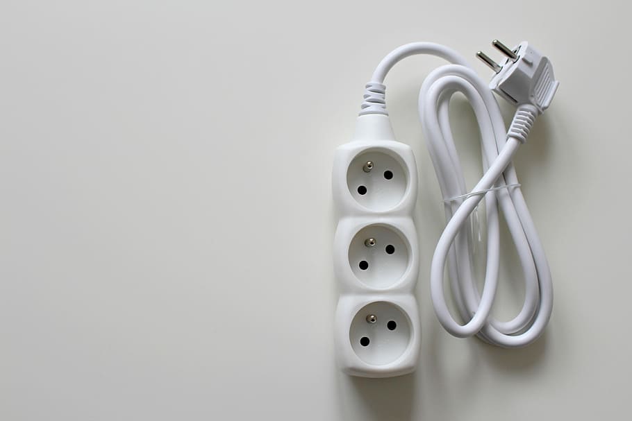 tira potència blanca, endoll, cable, línia elèctrica, electricitat, energia, línia, corrent, cable de corrent, Font d'alimentació, connexió, connectar, elektrik, corrent elèctric, precaució, elèctricament, guardar, medi ambient, consum, alt voltatge, eficiència, disseny, cable de càrrega, tir de l'estudi, cap gent, a l'interior, fons blanc, primer pla, dia, còpia espai, gris, generació de combustible i energia, grup d'objectes, Color blanc, fons gris, natura morta, tallar, metall, tecnologia, vista d’angle alt, grup, elecció, forma geomètrica, color plata, 4K
