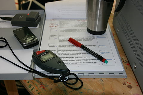 pen, papir, kop, manuskript, filme, video, kamera, film, indspilning, reklame, fotografi, tv-film, direktør, tidskode, liste, tekst, stopur, tid, ur, tid indikerer, tidsmåling, tage tid, tidtager, måle, ure, bord, indendørs, computer, teknologi, ingen mennesker, dokument, skrivebord, stilleben, møbel, computerudstyr, meddelelse, forbindelse, computerskærm, udstyr, tæt på, høj vinkel visning, forretning, tastatur, 2K, CC0, offentligt domæne, royaltyfrie
