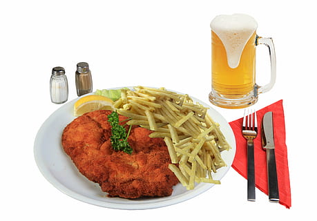 Essen, Schnitzel, paniert, Küche, Ernährung, Wiener Schnitzel, Französisch, Pommes frittes, Kartoffel, Fleisch, Lebensmittel, Besteck, Serviette, Zitrone, Petersilie, Messer, Gabel, Hunger, Essen und Trinken, fertig für den Verzehr, Getränk, zubereitete Kartoffel, Erfrischung, Stillleben, Frische, weißer Hintergrund, Teller, Fast Food, Haushaltsausstattung, ungesunde Ernährung, gebraten, keine Leute, drinnen, Studioaufnahme, Glas, Mahlzeit, Fast-Food-Pommes, 8K, CC0, gemeinfrei, lizenzfrei