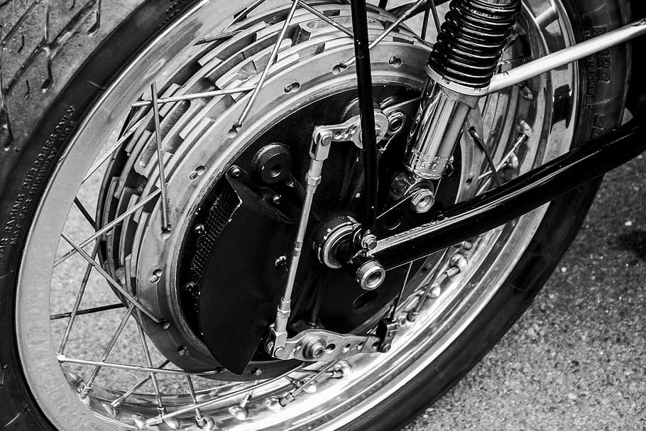 moto, roda, rodes, roda davantera, oldtimer, vehicle, vehicle de dues rodes, fre de tambor, transport, pneumàtic, cap gent, va parlar, a l'aire lliure, manera de transport, vehicle terrestre, dia, metall, primer pla, estacionari, vista d’angle alt, part del vehicle, viatjar, carrer, bicicleta, goma d'esborrar, automòbil, 1080P