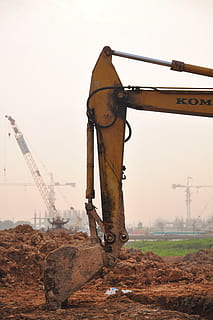 graben, Bagger, Bauarbeiten, Konstruktion, Arbeit, industriell, Industrie, Geschäft, Technologie, Transport, Hafen, Fracht, Maschine, Ausrüstung, Baustelle, Maschinen, Baumaschine, draußen, keine Leute, Himmel, Natur, Land, Baugewerbe, Fokus auf den Vordergrund, Feld, Tag, Erdbewegungsmaschine, Umgebung, Metall, Landschaft, Entwicklung, Kran - Baumaschinen, Bulldozer, Baumaschinen, 4K