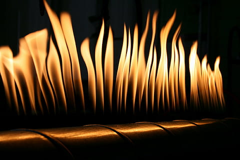 flammes, vacillant, Feu, brûlant, embrasé, Orange, éclairage, chaleur, lueur, éclater, feu - phénomène naturel, flamme, chaleur - température, personne, fermer, à l'intérieur, mouvement, illuminé, modèle, prise de vue en studio, fond noir, nuit, couleur orange, foncé, chambre domestique, La technologie, matériel d'éclairage, lampe électrique, 1080P, CC0, domaine public, libre de droits