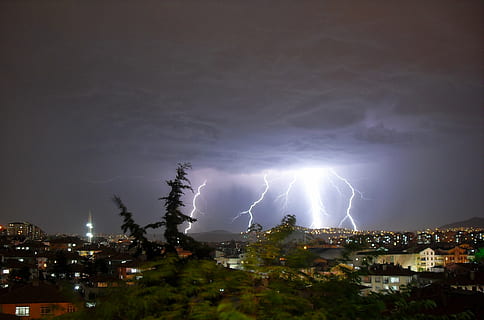 lyn, himmel, bygning udvendig, magt i naturen, arkitektur, sky - himmel, nat, storm, bygget struktur, strøm, belyst, bygning, tordenvejr, by, forked lightning, natur, bybilledet, ingen mennesker, advarselsskilt, udendørs, elektricitet, lys, 2K, CC0, offentligt domæne, royaltyfrie
