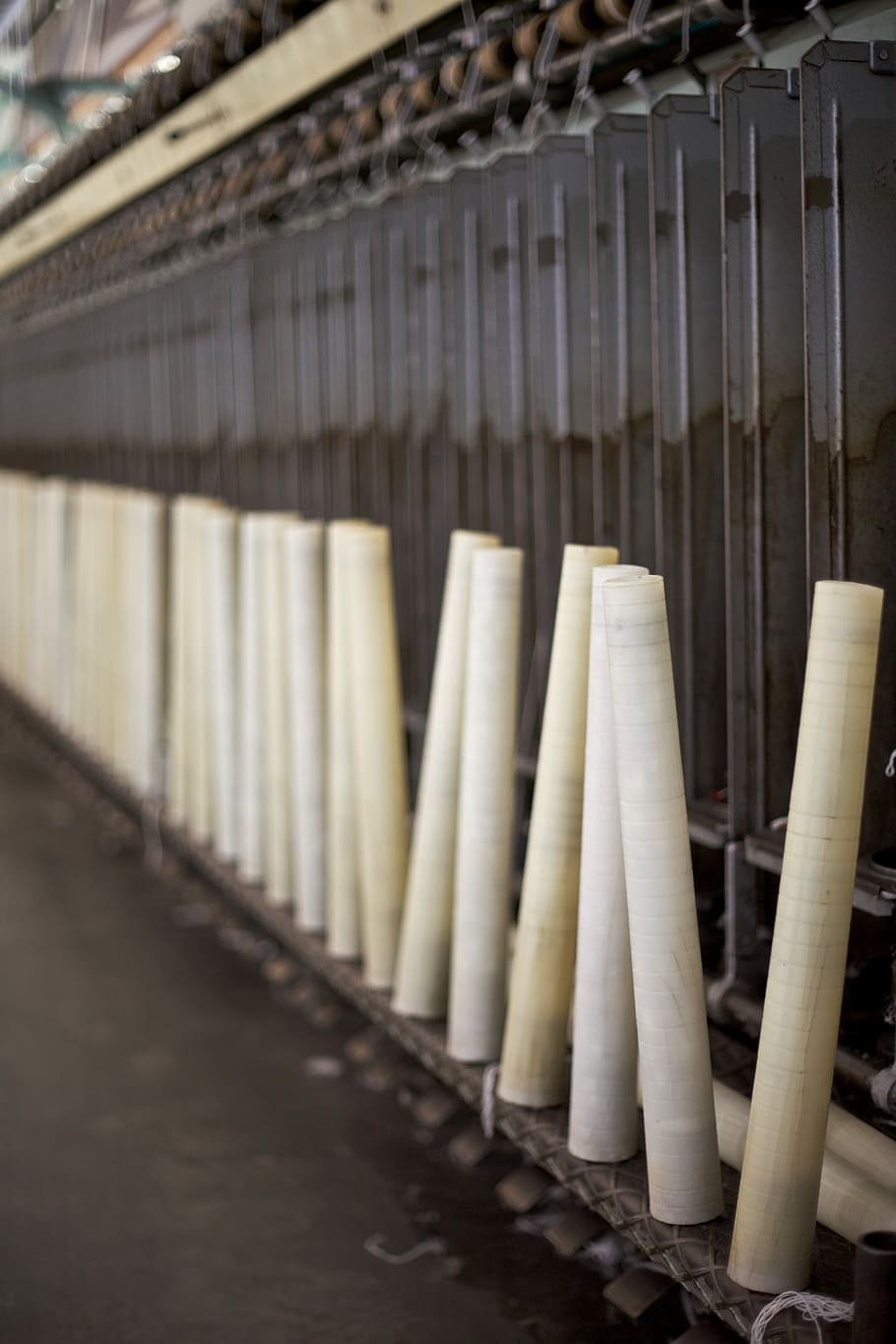 detall, teler, creswick woll mils, blanc, tubs de plàstic, rack metàl·lic, eix, llum baixa, ordinador de mà, Austràlia, victorium, Creswick, fàbrica, interior, màquina de teixir, teixit, màquina, focu, cap gent, arquitectura, dia, estructura construïda, indústria, a l'aire lliure, gran grup d'objectes, en fila, centrar-se en primer pla, material de fusta, primer pla, enfocament selectiu, connexió, transport, tub de tub, negocis, naturalesa, ordre, corrugat, aliatge, 5K