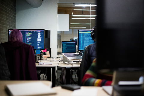 a la feina, dos, persona, frontal, ordinador, endins, encès, habitació, tecnologia, dev, desenvolupament de software, a l'interior, equips informàtics, monitor d’ordinador, PC d'escriptori, mobles, escriptori, negocis, taula, oficina, treball, gent, centrar-se en fons, enfocament selectiu, educació, connexió, ocupació, cadira, utilitzant l’ordinador, adolescent, 5K, CC0, domini públic, lliure de regalies