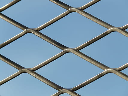 Zaun, Tor, Gitter, Riegel, Metalldraht, Metall, Draht, Muster, Himmel, Hintergründe, abstrakt, rostig, Tag, Schutz, Sicherheit, keine Leute, Vollbild, Grenze, Barriere, Maschendrahtzaun, klarer Himmel, Nahansicht, Blau, Natur, gestalten, draußen, Eisen - Metall, 2K, CC0, gemeinfrei, lizenzfrei