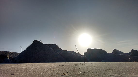 platja, caponga, ceara, cel, sol, escenics - natura, llum solar, muntanya, bellesa a la natura, naturalesa, paisatge, rock, flare de la lent, terra, tranquil·litat, medi ambient, rock - object, sòlid, cap gent, escena tranquil·la, a l'aire lliure, raig de sol, escena no urbana, brillant, 2K, CC0, domini públic, lliure de regalies