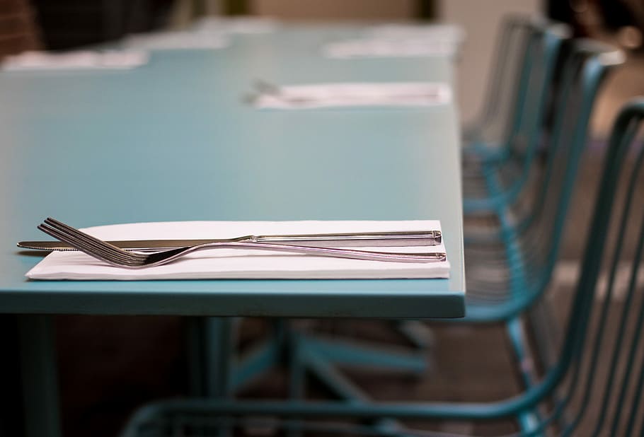 silberne Gabel, neben, Messer, Grün, Tabelle, selektiv, fokus fotografie, rostfrei, Stahlgabel, Taschentuch, Besteck, Gabel, Gedeck, Stuhl, Sitz, Fokus auf den Vordergrund, keine Leute, leeren, Möbel, Abwesenheit, drinnen, Veröffentlichung, Buch, Bildung, Restaurant, Geschäft, selektiver Fokus, Nahansicht, Tag, Papier-, Schule, 5K