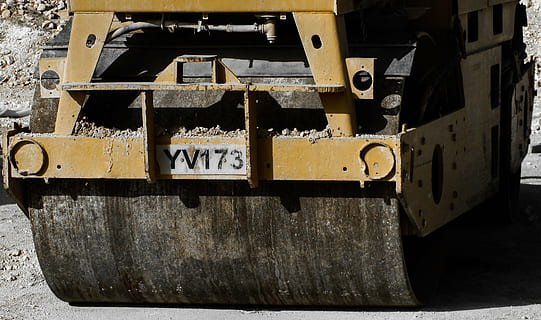 compattatore, macchina pesante, pressione, costruzione, macchinario, giallo, nessuno, avvicinamento, vecchio, metallo, comunicazione, testo, giorno, cassetta postale, obsoleto, industria, scatola, luce del sole, architettura, contenitore, arrugginito, legno - materiale, in casa, struttura costruita, 4K, CC0, dominio pubblico, privo di copyright