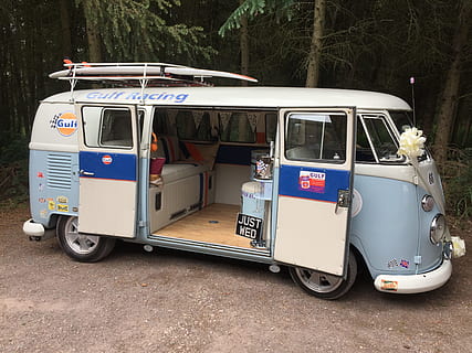 vw delt skjerm, campingbil, dub, transportmiddel, transport, land kjøretøy, tre, van - kjøretøy, dag, stasjonær, ingen folk, motorkjøretøy, bil, reise, utendørs, by, retro stylet, gate, anlegg, vei, sidevisning, 2K, CC0, offentlig domene, opphavsrett gratis