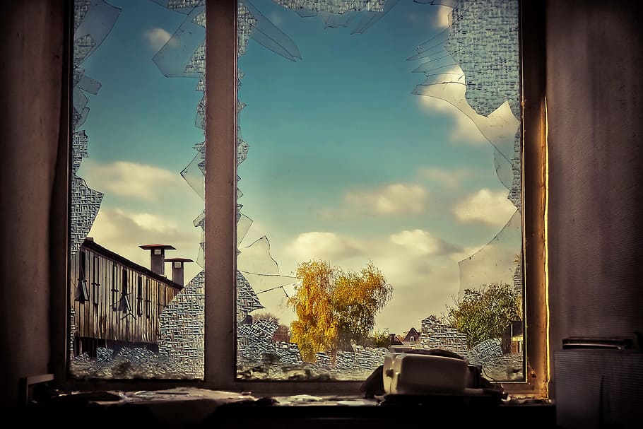 skyer, gået i stykker, glas, vindue, arkitektur, bygget struktur, himmel, bygning udvendig, sky - himmel, plante, træ, natur, bygning, ingen mennesker, dag, glas - materiale, by, udendørs, boligområde, sollys, gennemsigtig, hus, solnedgang, 4K