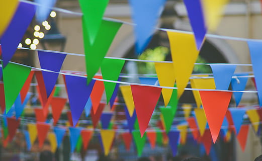 foto de buntings multicolors, multicolor, buntings, foto, blau, enfocament selectiu, cap gent, variació, dia, primer pla, gran grup d'objectes, bunting, penjant, elecció, abundància, patró, centrar-se en primer pla, a l'aire lliure, decoració, naturalesa, cadena, bandera, marc complet, celebració, 5K, CC0, domini públic, lliure de regalies