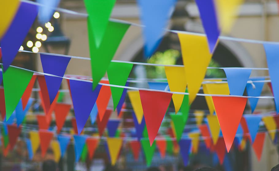 foto de buntings multicolors, multicolor, buntings, foto, blau, enfocament selectiu, cap gent, variació, dia, primer pla, gran grup d'objectes, bunting, penjant, elecció, abundància, patró, centrar-se en primer pla, a l'aire lliure, decoració, naturalesa, cadena, bandera, marc complet, celebració, 5K