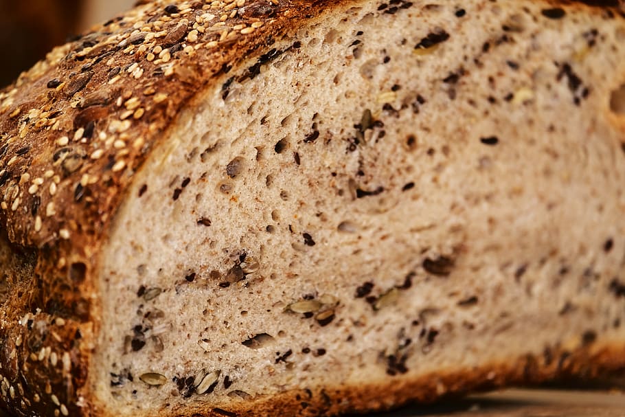 poc profund, focalitzar la fotografia, pa, pa de forn de llenya, pa multigrato, crosta de pa, cruixent, fresc, llesca de pa, productes al forn, casolà, producte natural, pa de pagès, grans, crosta, al forn, tallar, nutrició, menjar, menjar i beguda, primer pla, frescor, alimentació saludable, marró, benestar, a l'interior, cap gent, pa marró, enfocament selectiu, natura morta, tall, pansa, Fruits secs, centrar-se en primer pla, hidrats de carboni - tipus d'aliments, 4K