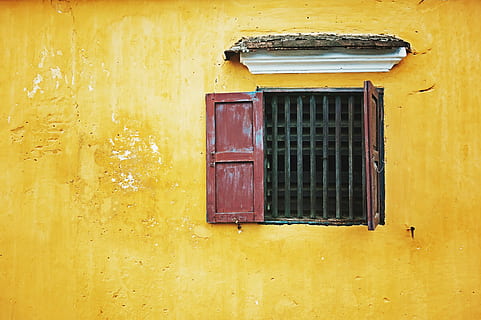 porta de fusta vermella, marró, fusta, obert, finestra, groc, paret, obturador vermell, obturador, guix, casa, mínim, color, llum, estuc, antiguitat, buit, retro, fons de pantalla, vell, cap gent, exterior de l'edifici, arquitectura, estructura construïda, dia, funció de construcció de parets, material de fusta, a l'aire lliure, resistent, edifici, primer pla, seguretat, vidre - material, protecció, tancat, barri residencial, marc de finestra, 5K, CC0, domini públic, lliure de regalies