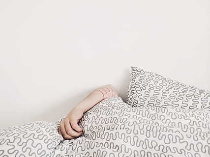 persona, estirat, llit, humà, mà, gris, blanc, cobrellit, al costat, paret, foto, manta, braç, amagat, textura, a l'interior, una persona, ètnia caucàsica, adult, còmode, dormitori, imatge en color, dones, gent, dorment, edat humana, relaxació, tipus d’imatge, part del cos humà, mà humana, un sol home, només adults, text, còpia espai, part del cos, paper, fons blanc, comunicació, lectura, activitat, persona irreconeixible, celebració, Color blanc, estils de vida, publicació, dit, extremitat humana, missatge, 2K, CC0, domini públic, lliure de regalies