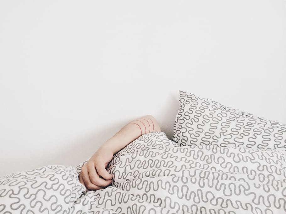 persona, estirat, llit, humà, mà, gris, blanc, cobrellit, al costat, paret, foto, manta, braç, amagat, textura, a l'interior, una persona, ètnia caucàsica, adult, còmode, dormitori, imatge en color, dones, gent, dorment, edat humana, relaxació, tipus d’imatge, part del cos humà, mà humana, un sol home, només adults, text, còpia espai, part del cos, paper, fons blanc, comunicació, lectura, activitat, persona irreconeixible, celebració, Color blanc, estils de vida, publicació, dit, extremitat humana, missatge, 2K