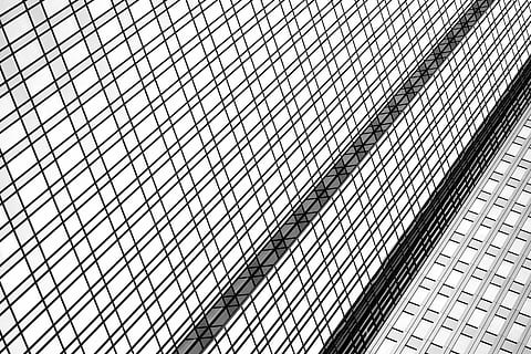 deutsche bank hq, Weiß, schwarz, Plaid, Musterdesign, Textur, Muster, die Architektur, Grafik, geometrisch, Fenster, Gebäude, Turm, Linie, reflektieren, Schwarz und weiß, Glas, Deutschland, Frankfurt, Einfachheit, Flachwinkelansicht, gebaute Struktur, keine Leute, Vollbild, Hintergründe, Metall, Design, Tag, Wiederholung, modern, gestalten, draußen, Gebäudehülle, Gitter, Decke, texturiert, Zaun, 5K, CC0, gemeinfrei, lizenzfrei