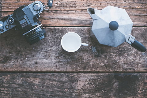 nero, fotocamera dslr, brocca, moka, di legno, superficie, sfondo, telecamera, caffè, scrivania, del desktop, caffè espresso, i phone, rustico, legna, spazio di lavoro, legno - materiale, natura morta, tavolo, in casa, nessuno, vista dall'alto, rinfresco, tazza, boccale, cibo e bevande, direttamente sopra, bere, attrezzatura, tazza di caffè, avvicinamento, caffè - bevanda, metallo, tecnologia, giorno, vasellame, 4K, CC0, dominio pubblico, privo di copyright