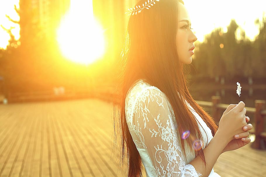 foto, figura, fresc, llum solar, adult, flare de la lent, una persona, adult jove, només dones, només adults, una sola dona, allunyar-se de tot, posta de sol, bellesa, dones, cabell, cabell llarg, gent maca, somrient, pentinat, estils de vida, naturalesa, cel, estiu, felicitat, dones joves, cabell castany, dona guapa, moda, sol, adolescent, tecnologia sense fils, a l'aire lliure, llibertat, 5K