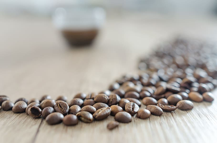 cafeïna, cafè, borrós, focus, primer pla, grans de cafè, grans de cafè torrats, menjar i beguda, menjar, enfocament selectiu, taula, frescor, cap gent, material de fusta, a l'interior, alimentació saludable, natura morta, benestar, aliments secs, gran grup d'objectes, cafè - beguda, beure, llavor, aliments crus, marró, Cullera de fusta, gra de fusta, 5K