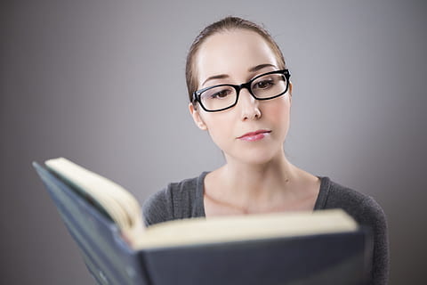 dona, frontal, negre, cobert, llibre, bisell, llegir, lectura, noia, biblioteca, ulleres, gots, una persona, dones, aprenentatge, adult, a l'interior, retrat, ordinador, publicació, comunicació, adult jove, educació, portàtil, activitat, bellesa, dona guapa, tecnologia sense fils, intel·ligència, usant portàtil, estudiar, contemplació, 5K, CC0, domini públic, lliure de regalies