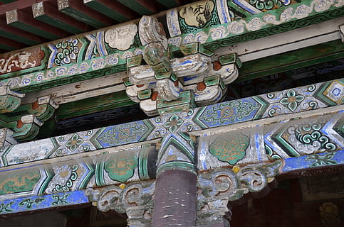 tempera, beugels, oude, lage hoekweergave, architectuur, ingebouwde structuur, geen mensen, kunst en ambacht, buitenkant van het gebouw, patroon, multi gekleurd, creativiteit, gebedsruimte, religie, plafond, ambacht, dag, geloof, geestelijkheid, gebouw, het verleden, bloemenpatroon, architectonische kolom, overladen, muurschildering, architectuur en kunst, 4K, CC0, publiek domein, royaltyvrij