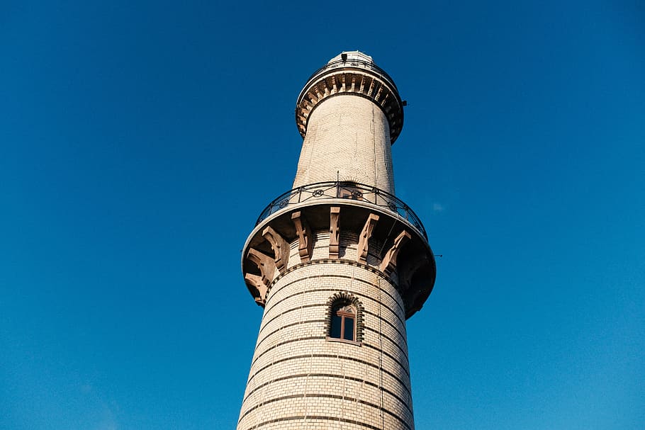 faro warnemunde, architettura e paesaggio urbano, Torre, faro, architettura, cielo, posto famoso, minareto, Islam, struttura costruita, moschea, blu, città, esterno dell'edificio, cielo sereno, Inquadratura dal basso, destinazioni di viaggio, nessuno, viaggio, alto - alto, natura, giorno, copia spazio, turismo, all'aperto, storia, il passato, comunicazioni globali, 4K