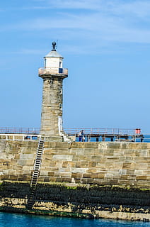 far, cel, vermell, blau, mar, il·luminació, núvol, ennuvolat, núvols, sol, arquitectura, whitby, Anglaterra, port, estructura construïda, exterior de l'edifici, torre, aigua, edifici, naturalesa, cap gent, dia, destinacions de viatge, viatjar, orientació, seguretat, història, direcció, el passat, a l'aire lliure, 1080P, CC0, domini públic, lliure de regalies