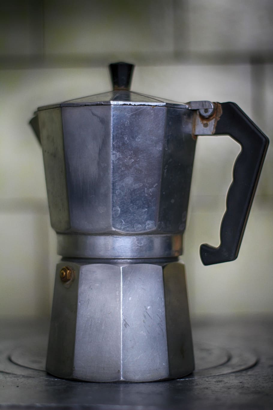 una caffettiera, cubano, caffè, metallo, alluminio, bere, piatto, vecchio, cucina, retrò, caffè espresso, grigio, hdr, apparecchio, in casa, stufa, nessuno, cucina domestica, concentrarsi sulle conoscenze acquisite, avvicinamento, attrezzature domestiche, stanza domestica, casa, natura morta, caffettiera, preparazione, singolo oggetto, bruciatore - piano cottura, color argento, fornello da campeggio, 5K