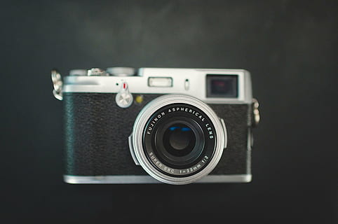 sløring, kamera, tæt på, elektronik, udstyr, fokus, linse, fotografi, fotografisk udstyr, retro, lukker, teknologi, søgeren, vintage kamera, sort baggrund, enkelt objekt, ingen mennesker, sort farve, fotografering temaer, kamera - fotografisk udstyr, indendørs, dag, objektiv - optisk instrument, retro stylet, studio skud, digitalt kamera, analog, fokus på forgrunden, enkelhed, stilleben, skåret ud, SLR kamera, sølvfarvet, 2K, CC0, offentligt domæne, royaltyfrie