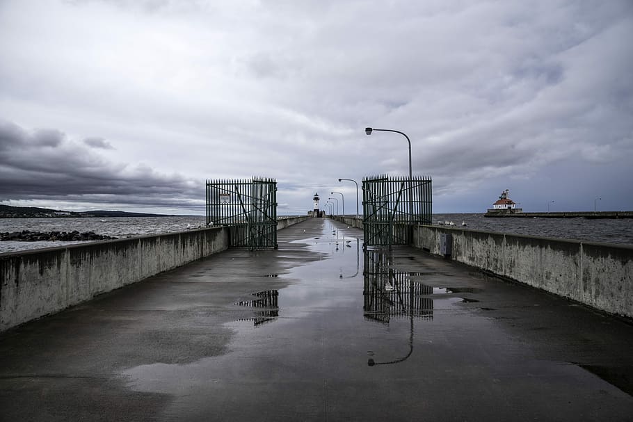 duluth, Minnesota, ennuvolat, cels, caminar, a la llum, casa de llum, duluth, minnesota, núvols, foto, far, domini públic, Estats Units, temps, mar, aigua, cel, moll, naturalesa, pont - estructura feta per l'home, cap gent, núvol - cel, a l'aire lliure, dia, arquitectura, estructura construïda, llum del carrer, carrer, humit, el camí a seguir, direcció, persones incidentals, reflexió, sendera, pluja, 5K