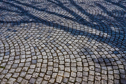 Kopfsteinpflaster, Patch, Straße, Steine, Weg, Pflastersteine, grau, Muster, Struktur, alt, Straßenbauarbeiten, Boden, Hintergrund, Textur, Bereich, alte Stadt, vereinbart worden, Bodenbelag, Naturstein, Schatten, Vollbild, Hintergründe, keine Leute, texturiert, Nahansicht, Wiederholung, Textil-, High Angle View, Design, Tag, draußen, Stillleben, abstrakt, Detail, gestalten, Kunst und Handwerk, Mann gemacht, Leder, Tierwaage, 4K, CC0, gemeinfrei, lizenzfrei