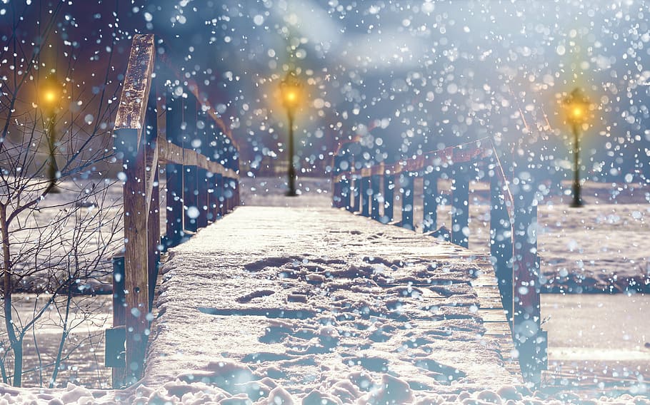 Brun, træ-, bro, snedækket, Mark, sne, snefald, lanterne, lys, jul, humør, atmosfære, væk, web, rækværk, vinter, natur, træ, overgang, koldtemperatur, sæson, udendørs, frost, gade, snefnug, sner, kold temperatur, belyst, hvid farve, ro, jord, skønhed i naturen, gadebelysning, rolig scene, scenics - natur, miljø, ingen mennesker, grænse, hegn, ekstremt vejr, sollys, snestorm, linseflare, 2K