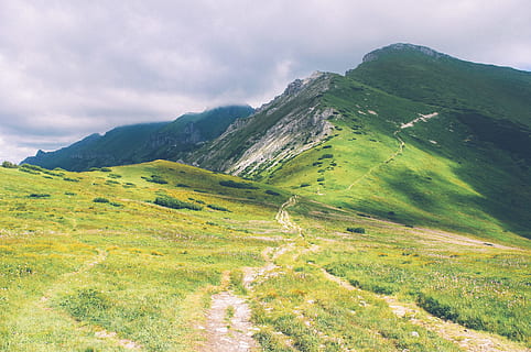 Zielony, Góra, pochmurny, niebo, zdjęcie, góry, Zielona trawa, pole trawy, ścieżka, szlak, krajobraz, stok, Natura, wzgórze, trawa, łąka, na dworze, zielony kolor, scenics, lato, scena wiejska, chmura - niebo, Europa, żadnych ludzi, niebieski, pastwisko, piękno natury, scena pozamiejska, scenics - natura, spokojna scena, środowisko, spokój, pasmo górskie, roślina, dzień, Droga, idylliczny, wylądować, szczyt górski, 4K, CC0, domena publiczna, darmowe zdjęcia