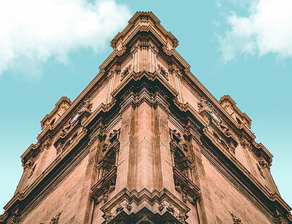 edificio in cemento marrone, costruzione, architettura, pietra, cielo, blu, esterno dell'edificio, Inquadratura dal basso, struttura costruita, nuvola - cielo, il passato, storia, natura, religione, destinazioni di viaggio, giorno, città, spiritualità, credenza, nessuno, all'aperto, luogo di culto, arte e artigianato, colonna architettonica, ornato, 2K, CC0, dominio pubblico, privo di copyright