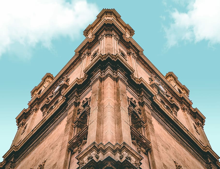 edifici de formigó marró, edifici, arquitectura, pedra, cel, blau, exterior de l'edifici, vista d’angle baix, estructura construïda, núvol - cel, el passat, història, naturalesa, religió, destinacions de viatge, dia, ciutat, espiritualitat, creença, cap gent, a l'aire lliure, lloc de culte, art i artesania, columna arquitectònica, ornamentat, 2K