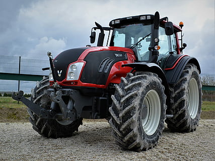 valtra, Ziemia, maszyna, ciągnik, koło, pojazd, transport, środek transportu, pojazd lądowy, dzień, chmura - niebo, niebo, maszyny rolnicze, Natura, samochód ciężarowy, sprzęt rolniczy, pole, opona, na dworze, wylądować, żadnych ludzi, nieruchomy, półciężarówka, pojazd silnikowy, 4K, CC0, domena publiczna, darmowe zdjęcia