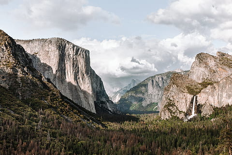 yosemite, jurang, gunung, hutan, pohon, awan, alam, pemandangan, batu - benda, di luar rumah, dolomit, musim panas, keindahan di alam, puncak gunung, tidak ada orang, langit, pegunungan, awan - langit, scenics - alam, lingkungan Hidup, menanam, tanah, batu, adegan non-urban, adegan yang tenang, padat, tujuan wisata, perjalanan, pohon pinus, pohon jenis konifera, hutan pinus, pembentukan, 5K, CC0, domain publik, bebas royalti