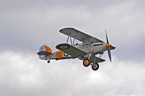 hvid, orange, bi-plan, mid, luft, biplan, flyvningen, fighter, flyvende, luftfartøj, kampfly, fly, militær, propel, himmel, stunt, transportmidler, luft show, flyvinger, dag, luftfartsindustrien, transportform, lav vinkel visning, natur, sky - himmel, Midt i luften, på farten, bevægelse, ingen mennesker, udendørs, luftvåben, militære flyvemaskine, hær, regering, 2K, CC0, offentligt domæne, royaltyfrie