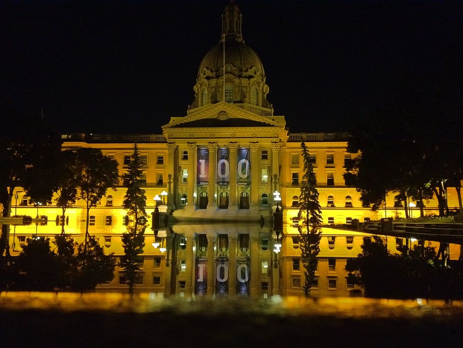 legislatura, reflexió, Edmonton, arquitectura, referència, edifici, disseny d’arquitectura, estructura, disseny, construcció, modern, arquitectònic, exterior, enginyeria, exterior de l'edifici, nit, il·luminat, estructura construïda, destinacions de viatge, cel, ciutat, cap gent, govern, aigua, el passat, viatjar, turisme, història, columna arquitectònica, 2K
