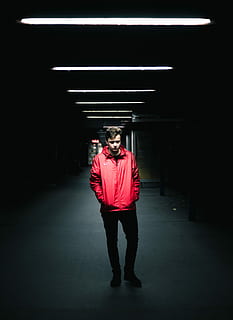 uomo, indossare, rosso, giacca di pelle, in piedi, dentro, buio, la zona, giacca con zip, modello, posa, sfondo scuro, cima rossa, nike, una persona, lunghezza intera, vista frontale, ritratto, in casa, illuminato, persone reali, capi di abbigliamento, giovane adulto, uomini, posteggio, adulto, giovani uomini, stili di vita, guardando la fotocamera, abbigliamento casual, attrezzatura per l'illuminazione, mezzi di trasporto, Garage per il parcheggio, 4K, CC0, dominio pubblico, privo di copyright
