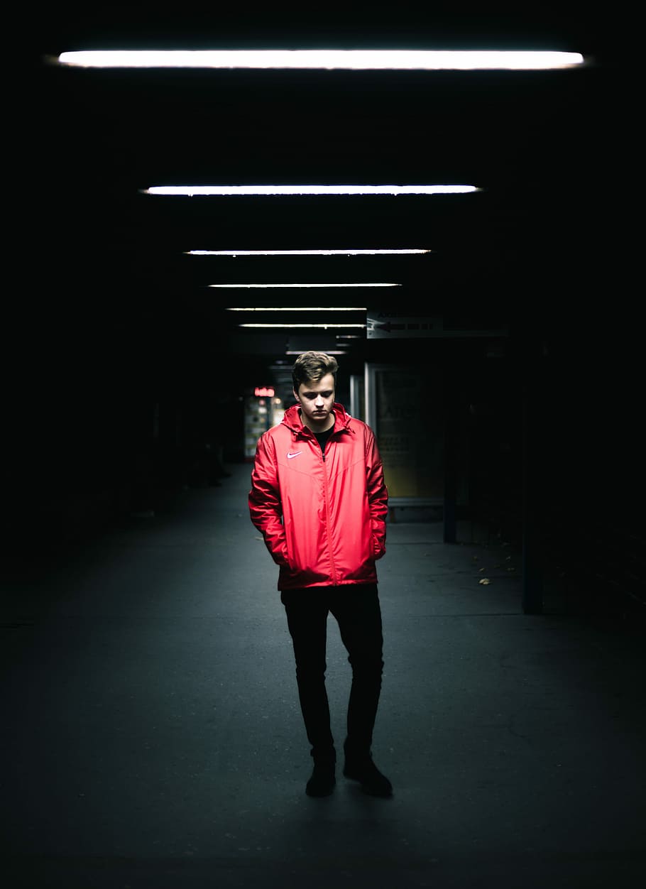 uomo, indossare, rosso, giacca di pelle, in piedi, dentro, buio, la zona, giacca con zip, modello, posa, sfondo scuro, cima rossa, nike, una persona, lunghezza intera, vista frontale, ritratto, in casa, illuminato, persone reali, capi di abbigliamento, giovane adulto, uomini, posteggio, adulto, giovani uomini, stili di vita, guardando la fotocamera, abbigliamento casual, attrezzatura per l'illuminazione, mezzi di trasporto, Garage per il parcheggio, 4K
