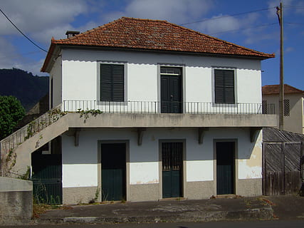 Domov, starý, spustit dolů, zanechat, opustit, opuštěné místo, hauswand, madeira, Dům, architektura a budovy, architektura, exteriér budovy, stavba, nikdo, nebe, venku, budova, střecha, den, Příroda, rezidenční čtvrti, okno, slunečního světla, mrak - nebe, město, vnější, rostlina, strom, střešní taška, 2K, CC0, veřejná doména, bez autorských práv