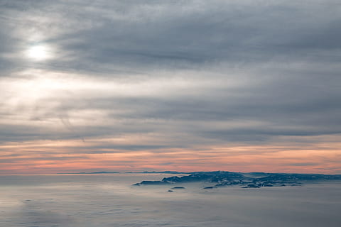 nuvens, acima das nuvens, mosca, céu, aeronave, por do sol, iluminação, montanhas, resplendor, picos de montanhas, crepúsculo, abendstimmung, raio de luz, outlook sunset, alpino, Dom, nuvem - céu, scenics - natureza, beleza na natureza, cena tranquila, tranquilidade, ninguém, agua, natureza, mar, idílico, temperatura fria, inverno, meio Ambiente, cena não urbana, neve, beira-mar, 1080P, CC0, domínio público, royalty free