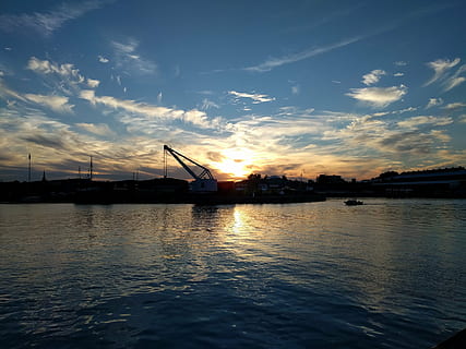 industri, vand, aftenhimmel, himmel, skyer, sol, lübeck, havnekran, lastekran, industrielle landskab, Havn, spejling, solnedgang, sky - himmel, scenics - natur, transportmidler, skønhed i naturen, arkitektur, havnefronten, hav, silhuet, ingen mennesker, natur, bygget struktur, rolig scene, afspejling, bro, ro, udendørs, 4K, CC0, offentligt domæne, royaltyfrie