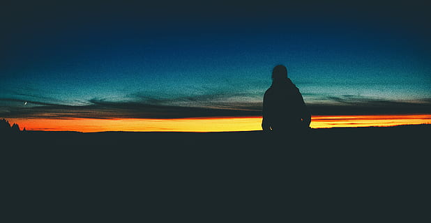 foto da silhueta, pessoa, dourado, hora, silhueta, foto, Hora dourada, por do sol, natureza, panorama, scenics, céu, crepúsculo, cor laranja, visão traseira, pessoas reais, uma pessoa, estilos de vida, atividade de lazer, beleza na natureza, de pé, mulheres, nuvem - céu, tranquilidade, copie o espaço, ao ar livre, cena tranquila, comprimento de três quartos, capuz - roupas, olhando a vista, 4K, CC0, domínio público, royalty free
