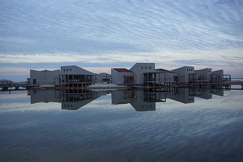 platja, ouddorp, aire, reflexió, aigua, núvols, naturalesa, més, paisatge, edifici, arquitectura, Països Baixos, blau, llars, cel de la nit, estiu, vistes, aigua natural, món, restaurant, hotel, mar, arquitectura i edificis, cap gent, llocs de viatges, cel, estructura construïda, exterior de l'edifici, a l'aire lliure, davant del mar, núvol - cel, casa, barri residencial, dia, tranquil·litat, ciutat, llac, simetria, 5K, CC0, domini públic, lliure de regalies