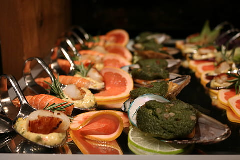 bufet, peix, gambes, bufet fred, frisch, menjar, deliciós, benefici de, nutrició, saludable, saborós, gastronomia, gourmet, plat de peix, fam, restaurant, abundant, cuina, dinar, cuinar, especialitat, tribunal, gust, intestí, menjar i beguda, frescor, alimentació saludable, marisc, benestar, enfocament selectiu, placa, a l'interior, primer pla, cap gent, llest per menjar, vegetals, elecció, variació, carn, menjar asiàtic, fruita, crustaci, gran grup d'objectes, menjar japonès, sopar, 5K, CC0, domini públic, lliure de regalies