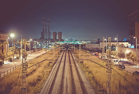 train rail, électrique, poster, la nuit, photo, train, des rails, distance, ville, nuit, foncé, voies ferrées, chemin de fer, immeubles, industriel, les lignes électriques, des voitures, camionnettes, lampadaires, Transport ferroviaire, transport, illuminé, industrie, personne, en plein air, structure construite, extérieur du bâtiment, architecture, ciel, rue, Piste, la nature, bâtiment, mode de transport, gratte ciel, extérieur d'immeuble de bureaux, vue grand angle, route, paysage urbain, station, 720P, CC0, domaine public, libre de droits